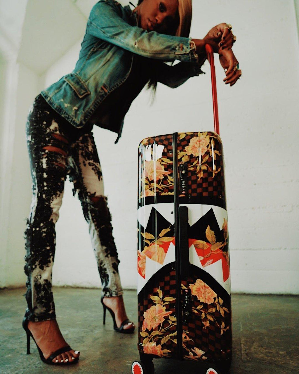 SHARKFLOWER 29.5? FULL-SIZE SHARKNAUTICS LUGGAGE